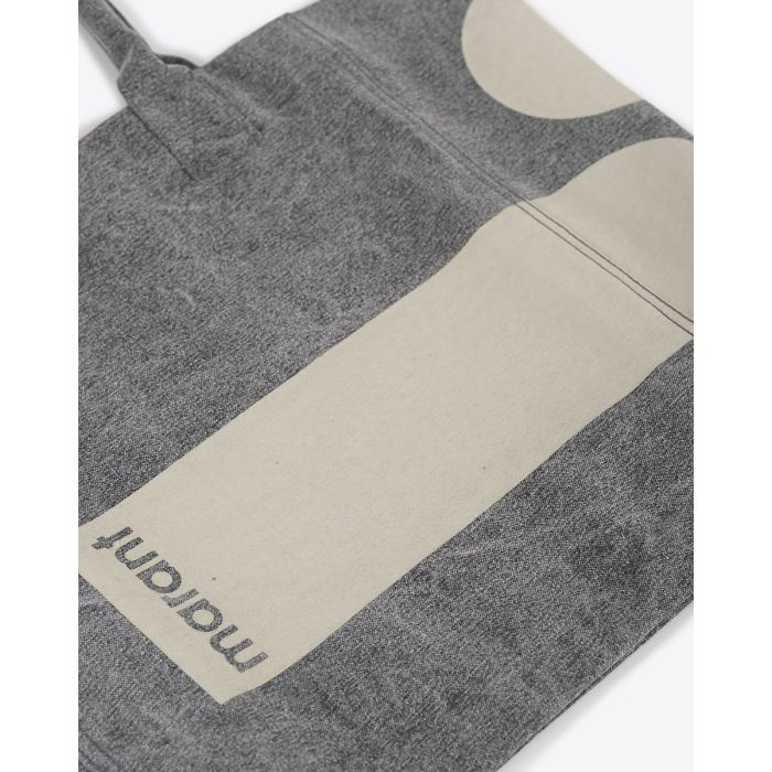 Cabas Yenky Isabel Marant en toile de coton écoresponsable, anthracite, logo vert d'eau. Détail du logo Marant.