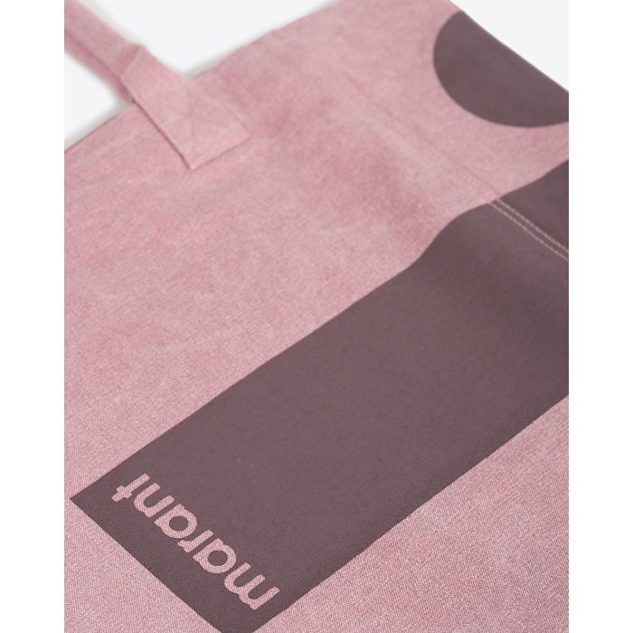 Cabas Yenky Isabel Marant en coton écoresponsable, rose, logo bordeaux. Détail du logo Marant.