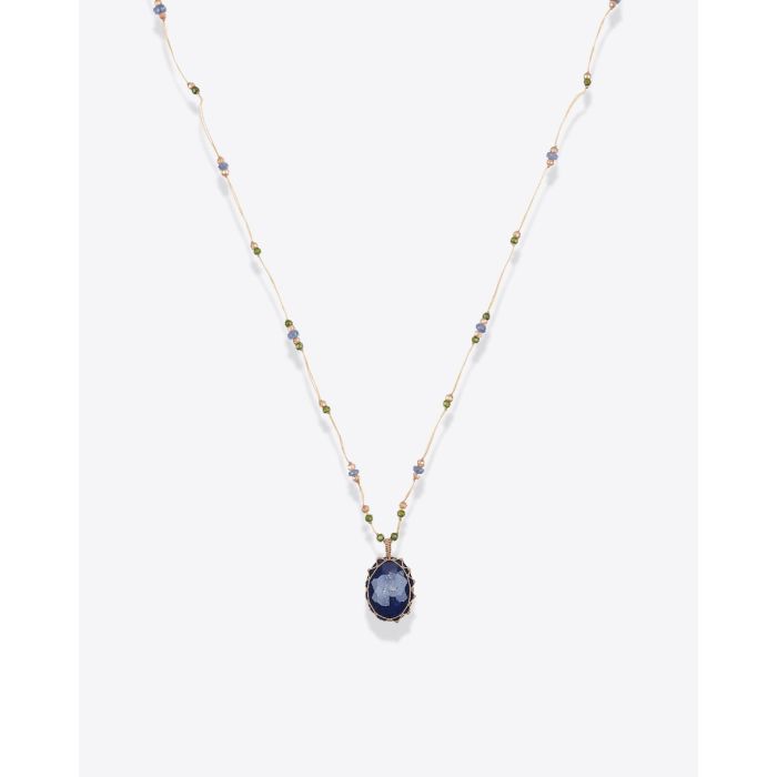 Collier court tibétain Sharing lapis sur fil beige parsemé de pierres semi-précieuses, vu de face. Pièce unique.