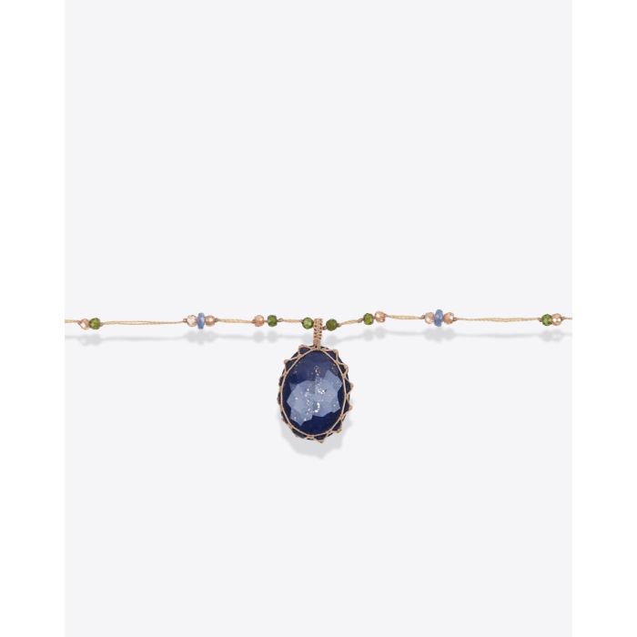 Collier court tibétain Sharing lapis sur fil beige parsemé de pierres semi-précieuses. Pièce unique. Détail de la pierre facettée.