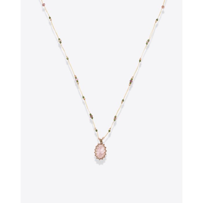 Collier court tibétain Sharing Strawberry quartz rose sur lien beige parsemé de pierres semi-précieuses, vu de face. Pièce unique.