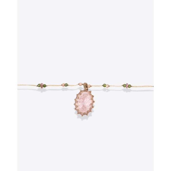 Collier court tibétain Sharing Strawberry quartz rose sur lien beige parsemé de pierres semi-précieuses. Détail de la pierre facettée. Pièce unique.