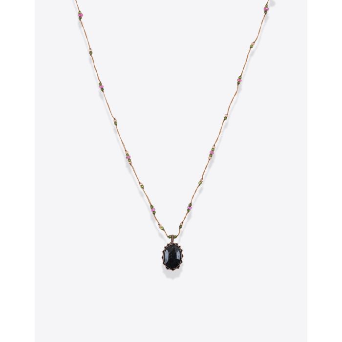 Collier court tibétain tourmaline noire sur fil tabac parsemé de pierres semi-précieuses, vu de face. Pièce unique.