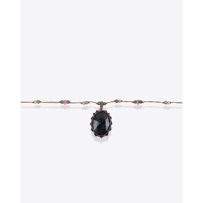 Collier court tibétain tourmaline noire sur fil tabac parsemé de pierres semi-précieuses. Détail de la pierre facettée. Pièce unique.