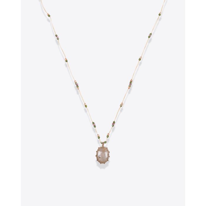 Collier court tibétain Sharing corundum beige sur fil parsemé de pierres semi-précieuses, vu de face. Pièce unique. 