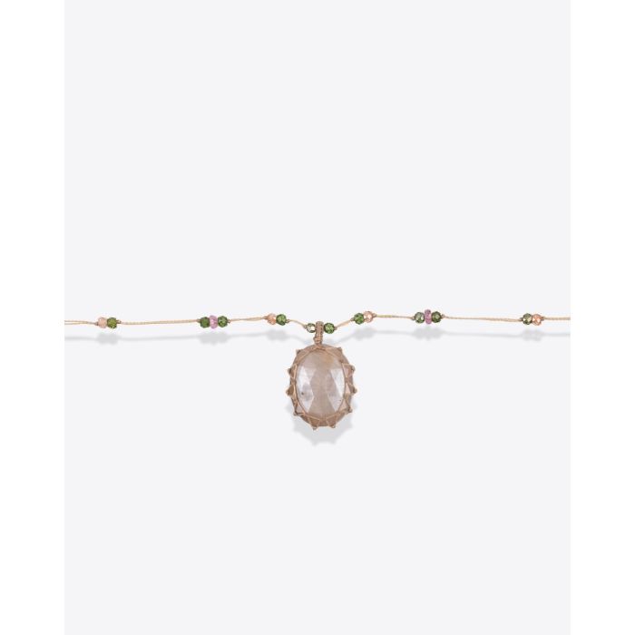 Collier court tibétain Sharing corundum beige sur fil parsemé de pierres semi-précieuses. Détail de la pierre facettée. Pièce unique. 