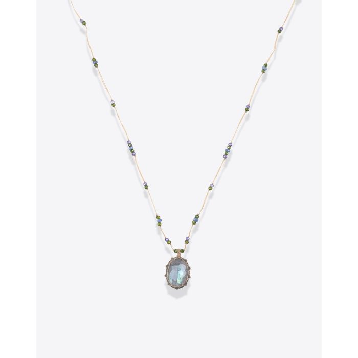 Collier court tibétain Sharing labradorite verte sur fil beige parsemé de pierres semi-précieuses, vu de face. Pièce unique.