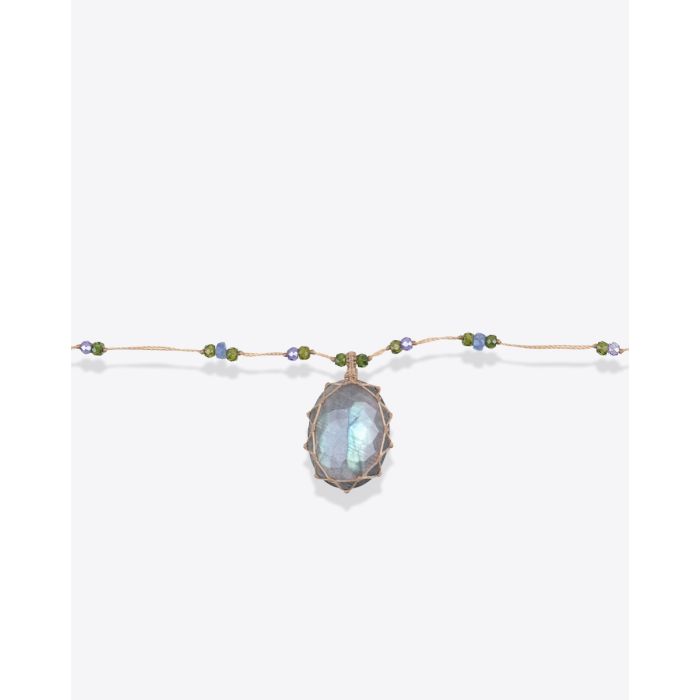 Collier court tibétain Sharing labradorite verte sur fil beige parsemé de pierres semi-précieuses. Détail de la pierre facettée. Pièce unique.