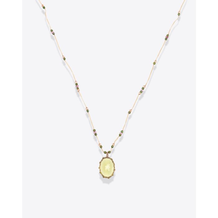 Collier court tibétain Sharing Quartz olive sur cordon beige parsemé de pierres semi-précieuses, vu de face.