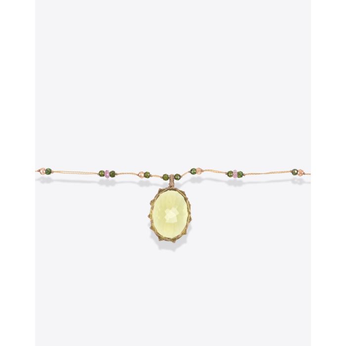 Collier court tibétain Sharing Quartz olive sur cordon beige parsemé de pierres semi-précieuses. Détail de la pierre facettée. Pièce unique.