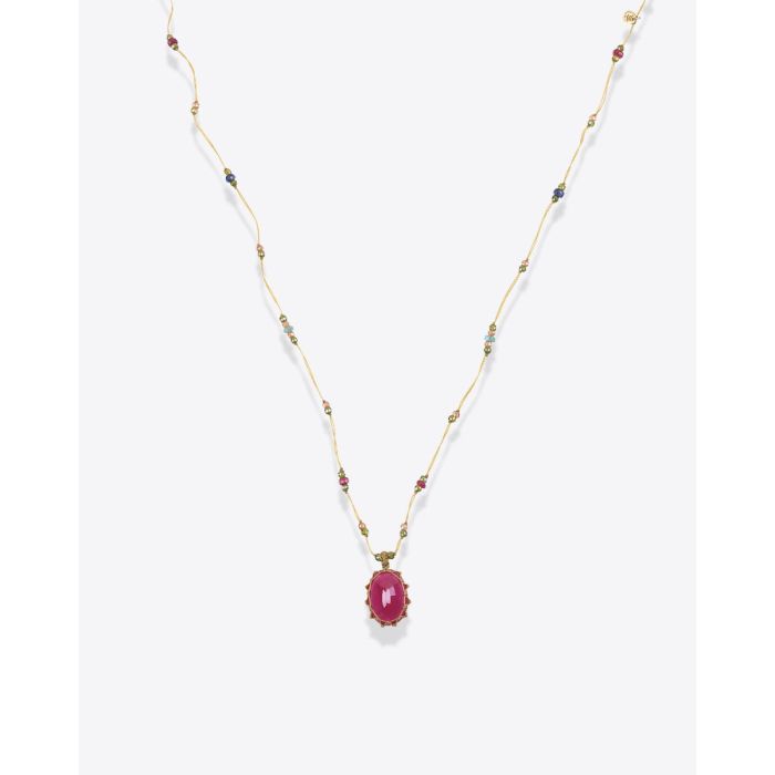 Collier court tibétain rubis glass sur fil beige parsemé de pierres semi-précieuses, vu de face. Pièce unique.