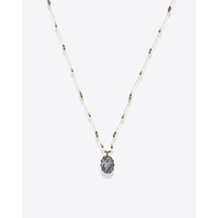 Collier court tibétain Sharing en quartz rutile noir sur fil beige parsemé de pierres semi-précieuses, vu de face. Pièce unique.