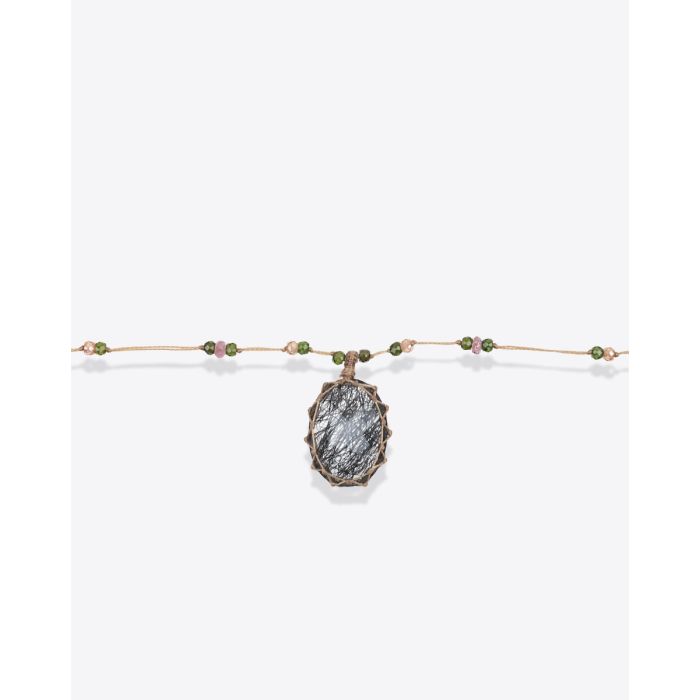 Collier court tibétain Sharing en quartz rutile noir sur fil beige parsemé de pierres semi-précieuses. Détail de la pierre facettée. Pièce unique.