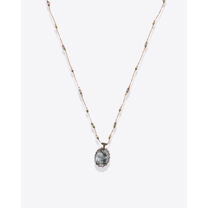 Collier court tibétain Sharing Rutile Quartz Green sur un fil tabac parsemé de pierres semi-précieuses, vu de face. Pièce unique.
