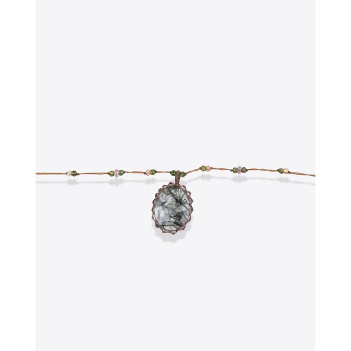 Collier court tibétain Sharing Rutile Quartz Green sur un fil tabac parsemé de pierres semi-précieuses. Détail de la pierre facettée. Pièce unique.
