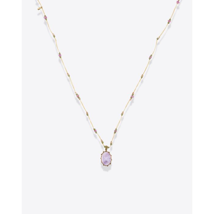 Collier court tibétain Sharing Améthyste Purple sur fil beige parsemé de pierres semi-précieuses, vu de face. Pièce unique.