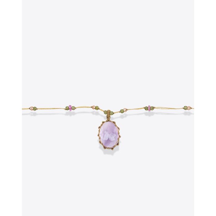 Collier court tibétain Sharing Améthyste Purple sur fil beige parsemé de pierres semi-précieuses. Détail de la pierre facettée. Pièce unique.