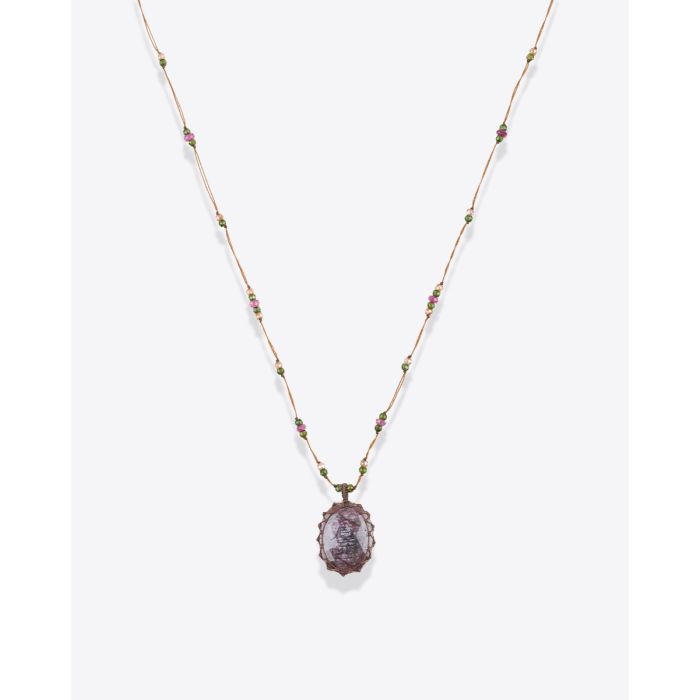 Collier court tibétain Sharing Corundum Dark sur fil tabac parsemé de pierres semi-précieuses, vu de face. Pièce unique.