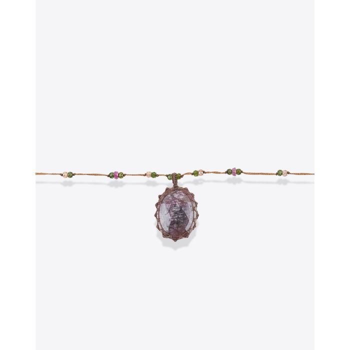 Collier court tibétain Sharing Corundum Dark sur fil tabac parsemé de pierres semi-précieuses. Détail de la pierre facettée. Pièce unique.
