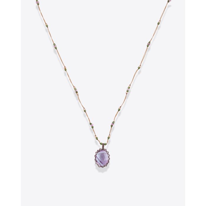 Collier court tibétain Fluorite Rainbow sur fil tabac parsemé de pierres semi-précieuses, vu de face. Pièce unique.