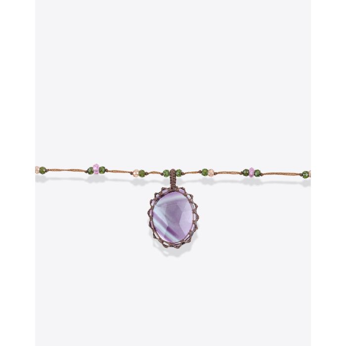 Collier court tibétain Fluorite Rainbow sur fil tabac parsemé de pierres semi-précieuses. Détail de la pierre facettée. Pièce unique.