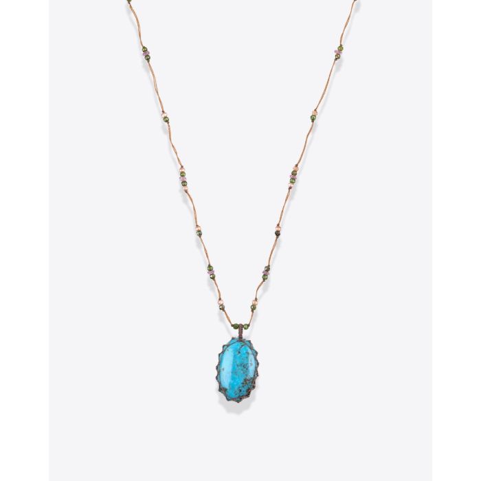 Collier court tibétain Sharing Turquoise sur fil tabac parsemé de pierres semi-précieuses, vu de face. Pièce unique.