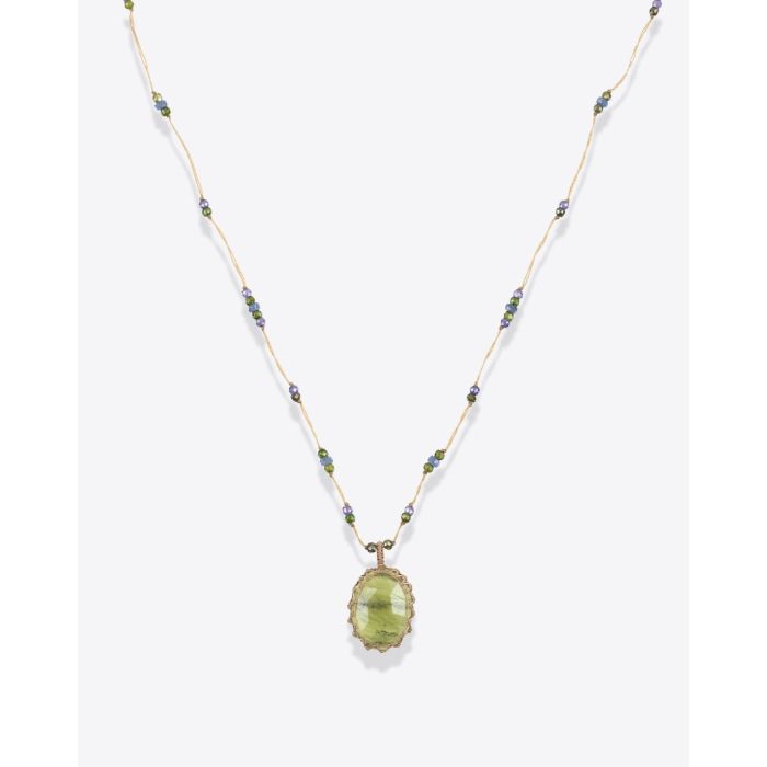 Collier court Tibétain Sharing Quartz vert sur fil beige parsemé de pierres semi-précieuses, vu de face. Pièce unique. 