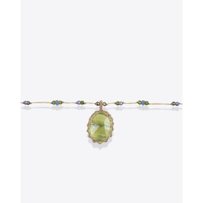 Collier court Tibétain Sharing Quartz vert sur fil beige parsemé de pierres semi-précieuses. Détail de la pierre facettée. Pièce unique. 