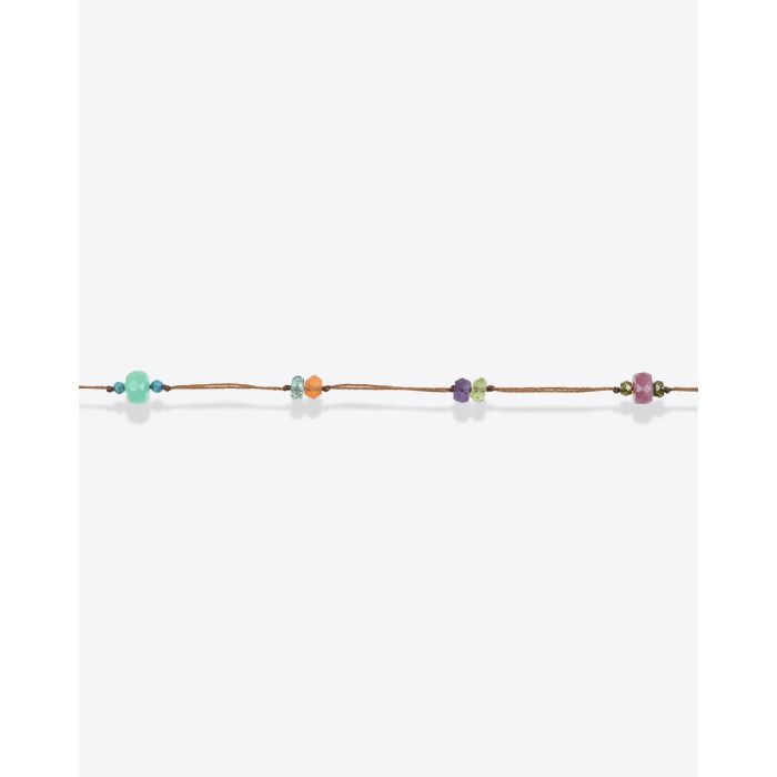 Collier long Laly Fairy Sharing sur fil tabac parsemé de pierres semi-précieuses. Détail des perles gemmes facettées.
