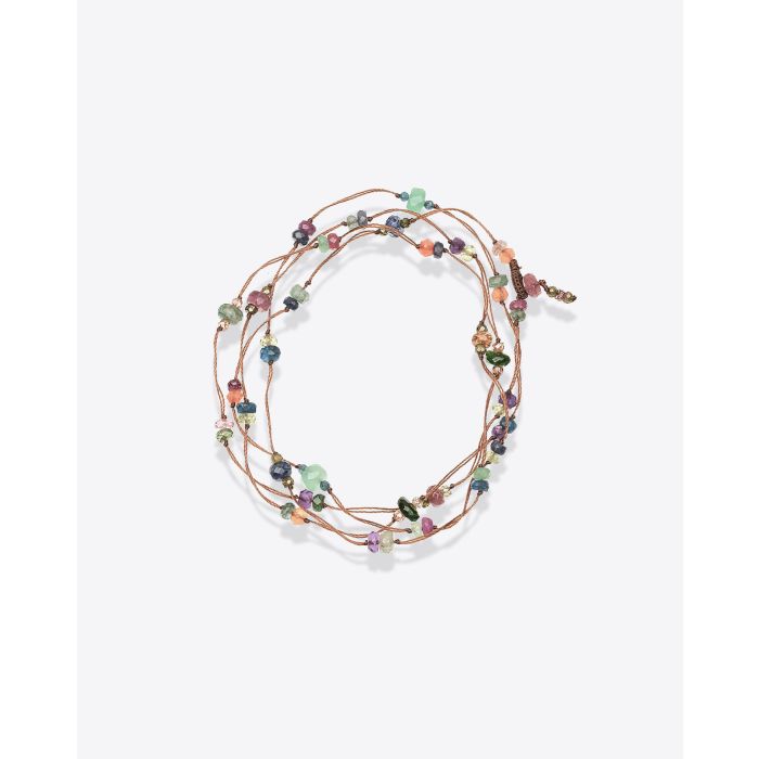 Collier long Laly Fairy Sharing sur fil tabac parsemé de pierres semi-précieuses à porter en ras-de-cou doublé ou bracelet multi-tours. Vue en bracelet 4 tours.