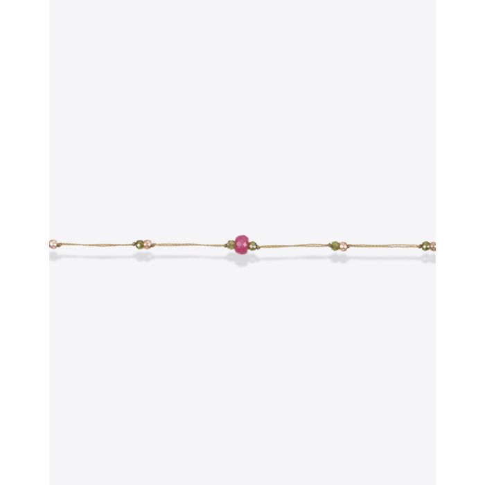 Collier long Laly Precious Sharing sur fil beige parsemé de pierres semi-précieuses. Détail des perles gemmes facettées.