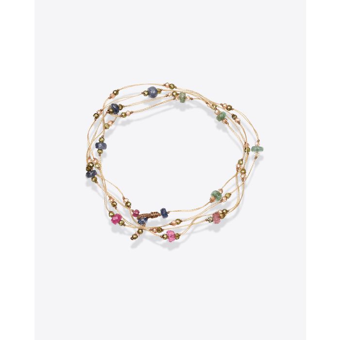 Collier long Laly Precious Sharing sur fil beige parsemé de pierres semi-précieuses. A porter long ou en ras-de-cou doublé et en bracelet multi-tours. Vue en bracelet 4 tours.