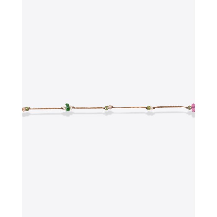 Collier long Laly Precious sur fils tabac parsemé de pierres semi-précieuses. Détail de perles gemmes facettées.