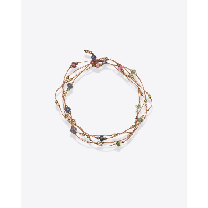 Collier long Laly Precious sur fils tabac parsemé de pierres semi-précieuses à porter également en ras-de-cou doublé ou bracelet multi-tours. Vue en bracelet 4 tours.