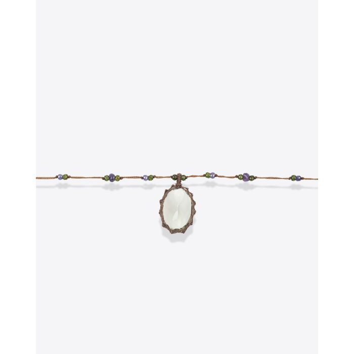 Collier long tibétain Sharing améthyste green fil tabac. Détail de la pierre et des perles semi-précieuses.