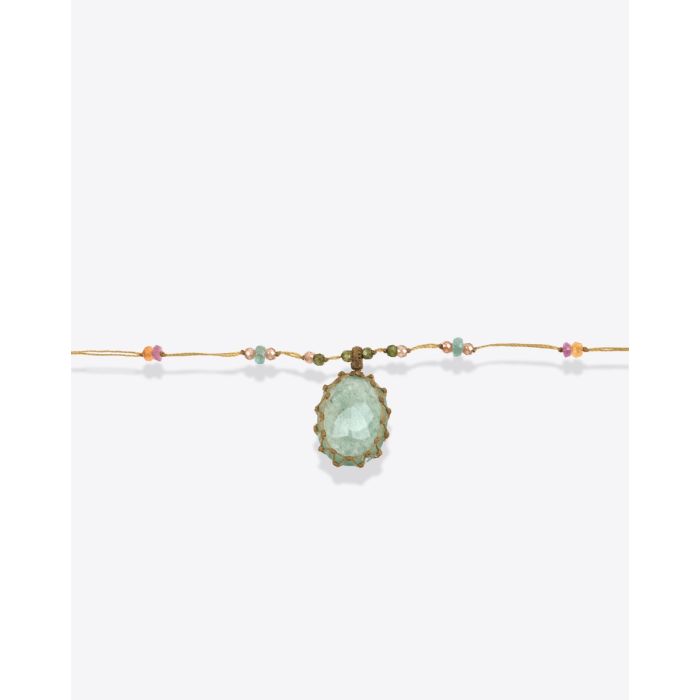 Collier long tibétain Sharing Strawberry Quartz Vert et pierres semi-précieuses. Détail de la pierre et des perles semi-précieuses.