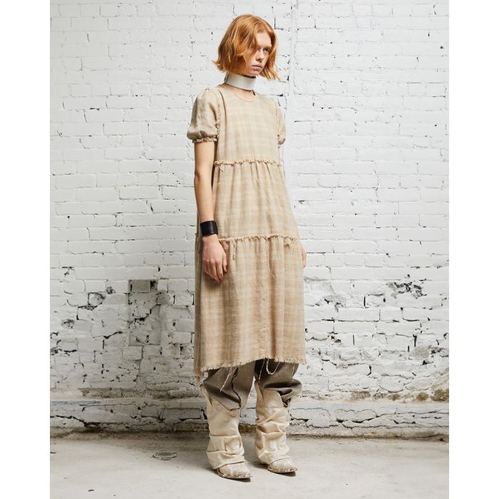 Robe midi manches courtes à carreaux beige R13 Denim. Porté avec des santiags. 