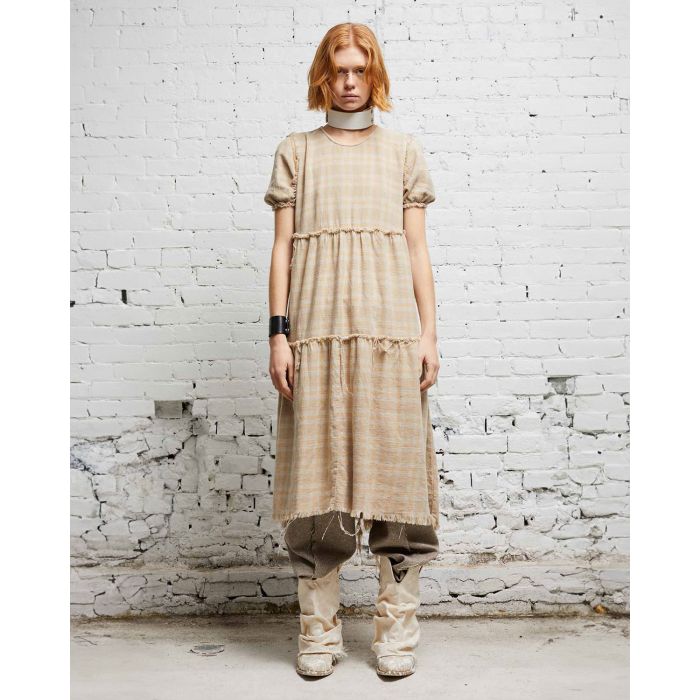 Robe midi manches courtes à carreaux beige R13 Denim. Porté en superposition sur un pantalon.