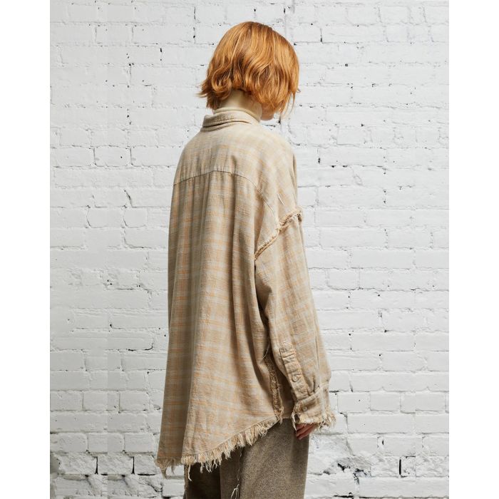 Chemise manches longues à carreaux beige kaki R13 Denim. Porté de profil dos. 