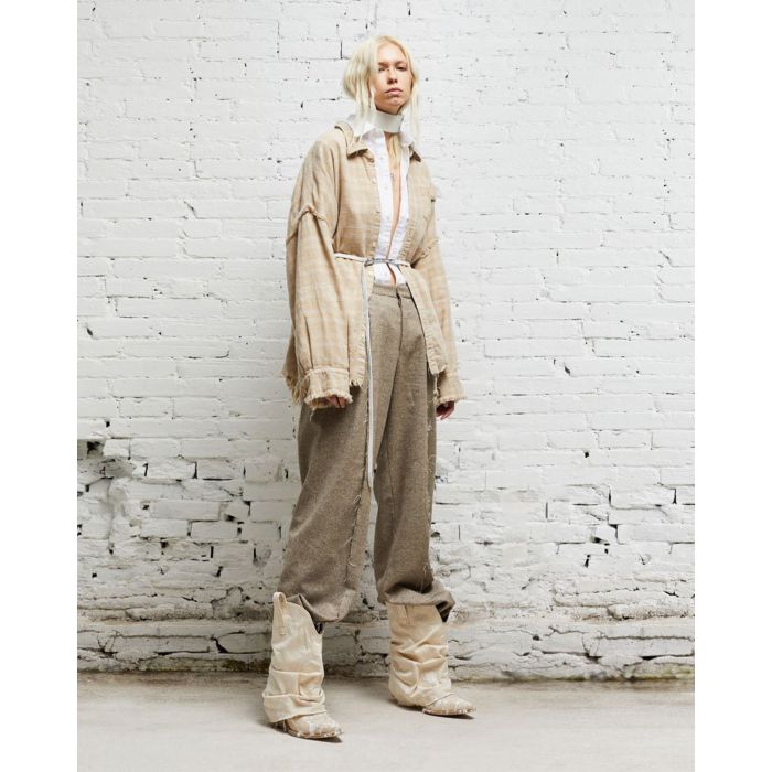 Chemise manches longues à carreaux beige kaki R13 Denim. Porté en superposition sur une chemise blanche.
