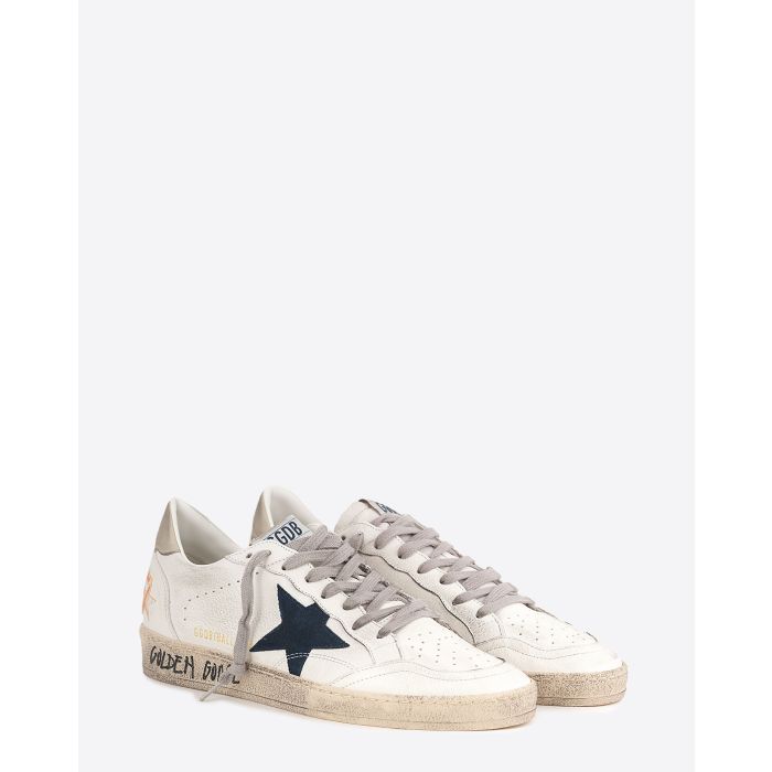 Sneakers Ball Star Golden Goose pour homme en cuir blanc et étoile noire. Vue face. 