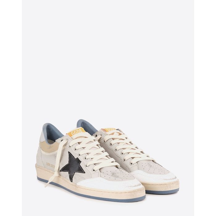 Sneakers Ballstar Golden Goose Homme en cuir blanc avec étoile en cuir noir et contrefort en cuir argent. Vue de face.