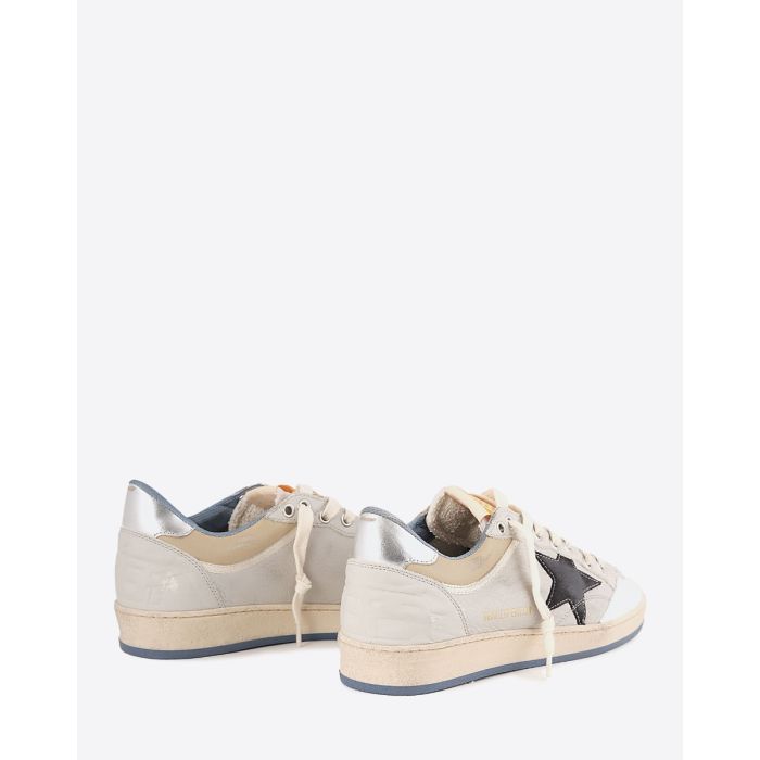 Sneakers Ballstar Golden Goose Homme en cuir blanc avec étoile en cuir noir et contrefort en cuir argent. Vue de dos.