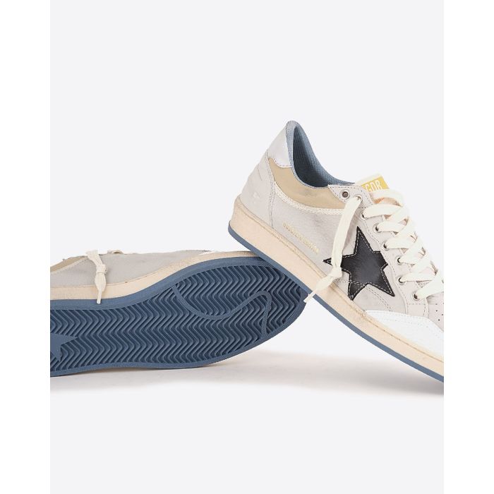 Sneakers Ballstar Golden Goose Homme en cuir blanc avec étoile en cuir noir et contrefort en cuir argent. Détail de la semelle.