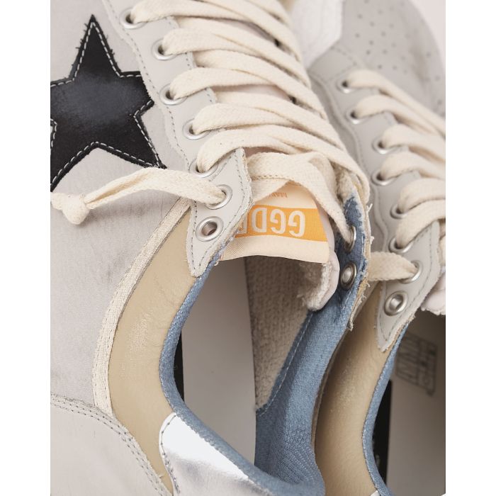 Sneakers Ballstar Golden Goose Homme en cuir blanc avec étoile en cuir noir et contrefort en cuir argent. Détails des matières.