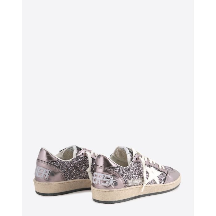 Sneakers Ball Star Golden Goose femme à paillettes violettes, étoile blanche. Vue de dos.