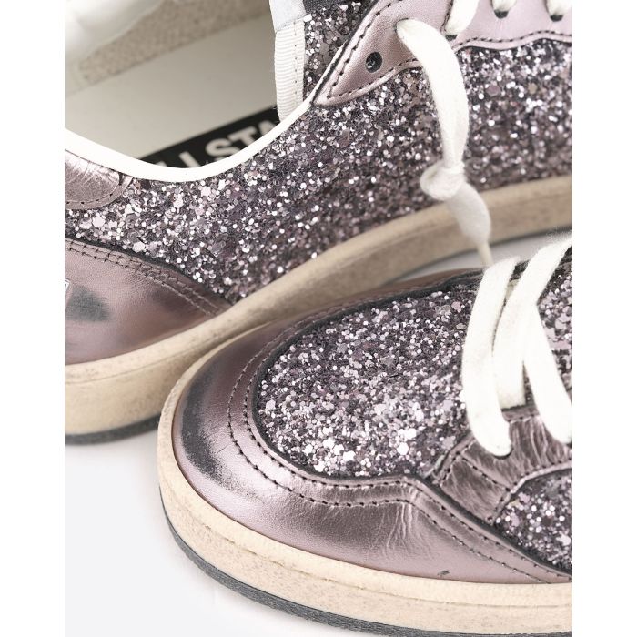 Sneakers Ball Star Golden Goose femme à paillettes violettes, étoile blanche. Détail des paillettes.