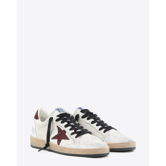Sneakers Ball Star en cuir blanc étoile et arrière à paillettes bordeaux Golden Goose femme. 