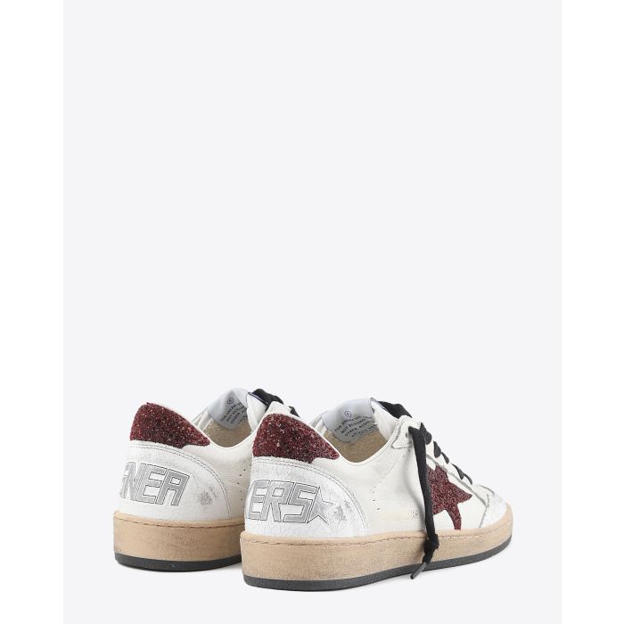 Sneakers Ball Star en cuir blanc étoile et arrière à paillettes bordeaux Golden Goose femme. Arrière. 