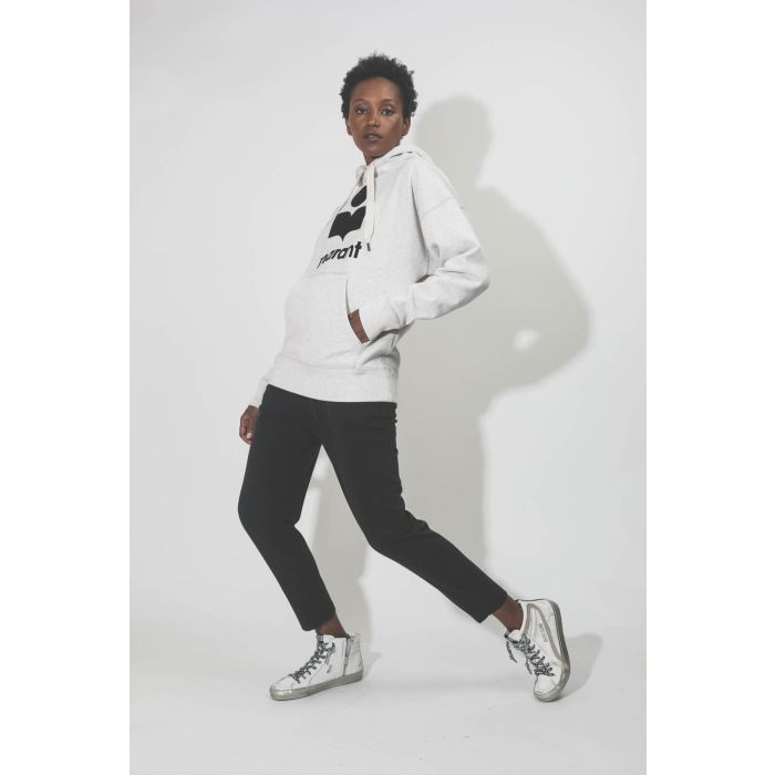 Sneakers femme Slide white black taupe 10874 Golden Goose. Porté profil. 
